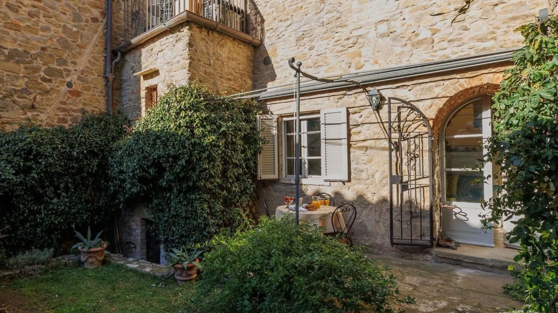Επικοινωνία με το Casa Monteverdi